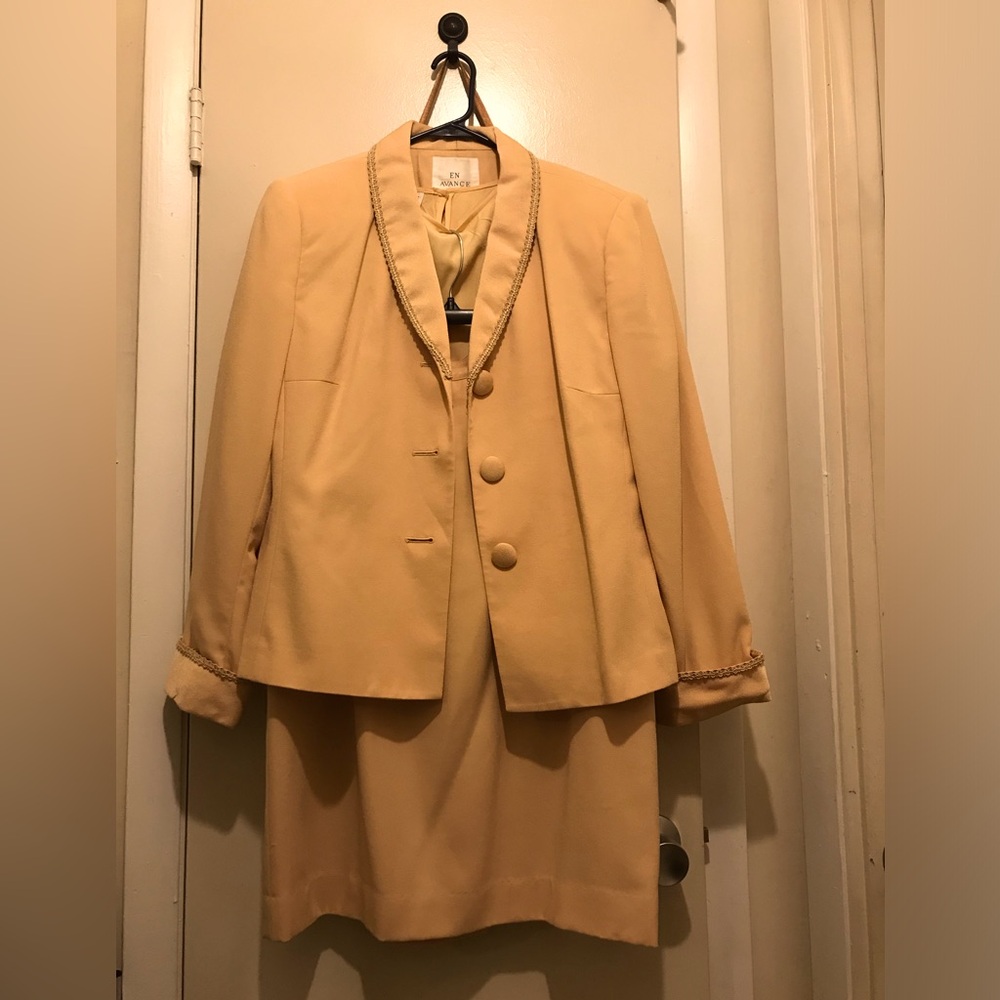 EN AVANCE Women's Cream Two-Piece Skirt Suit